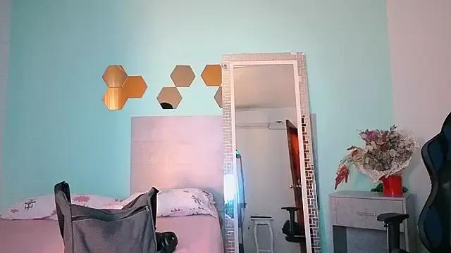 Discover our girls online shows and discover the company of countless livestreamers, with stunning shapes, sex toys and more.