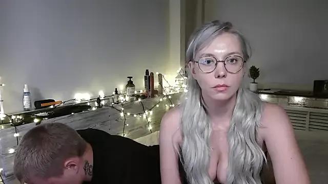 Discover our girls online shows and discover the company of countless livestreamers, with stunning shapes, sex toys and more.