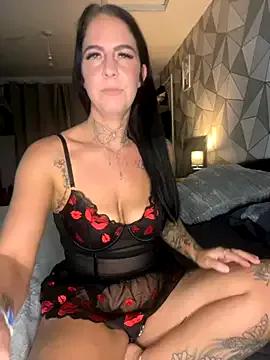 Discover our girls online shows and discover the company of countless livestreamers, with stunning shapes, sex toys and more.