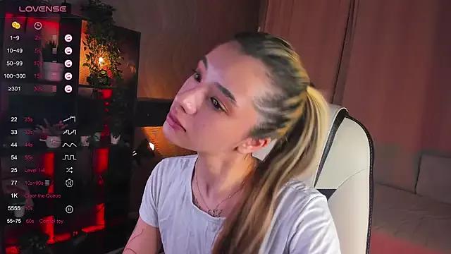 Discover our girls online shows and discover the company of countless livestreamers, with stunning shapes, sex toys and more.