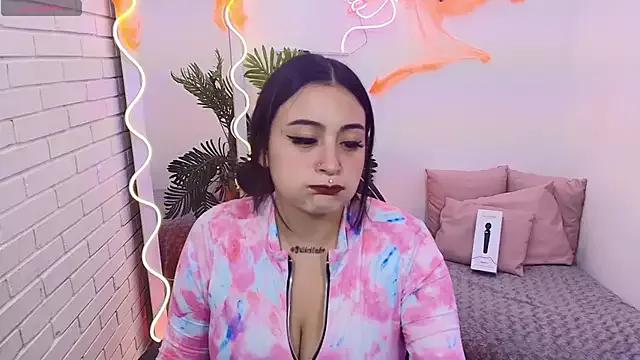 Discover our girls online shows and discover the company of countless livestreamers, with stunning shapes, sex toys and more.