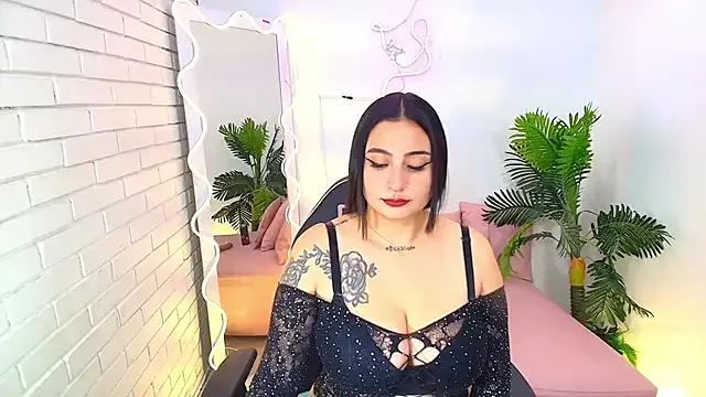 Discover our girls online shows and discover the company of countless livestreamers, with stunning shapes, sex toys and more.