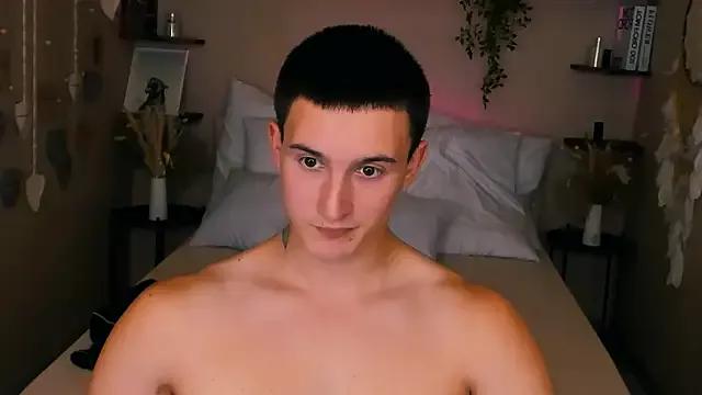 Discover our girls online shows and discover the company of countless livestreamers, with stunning shapes, sex toys and more.