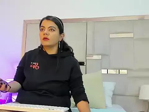 Discover our girls online shows and discover the company of countless livestreamers, with stunning shapes, sex toys and more.