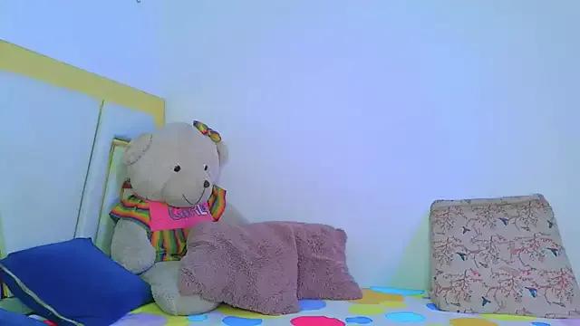 Discover our girls online shows and discover the company of countless livestreamers, with stunning shapes, sex toys and more.