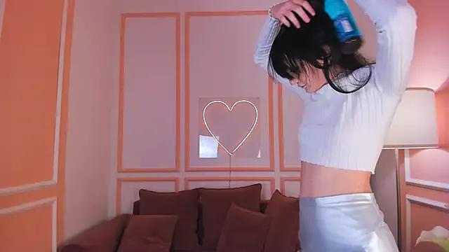 Discover our girls online shows and discover the company of countless livestreamers, with stunning shapes, sex toys and more.