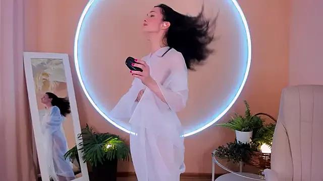 Discover our girls online shows and discover the company of countless livestreamers, with stunning shapes, sex toys and more.