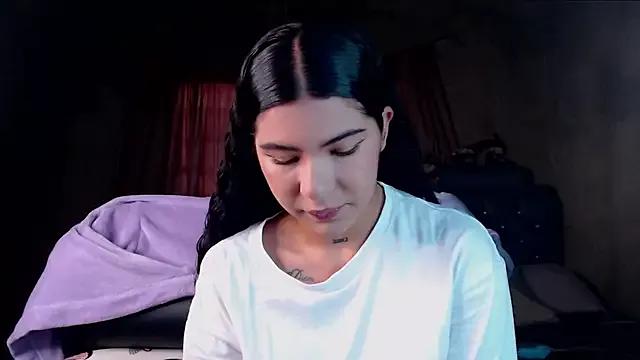 Discover our girls online shows and discover the company of countless livestreamers, with stunning shapes, sex toys and more.