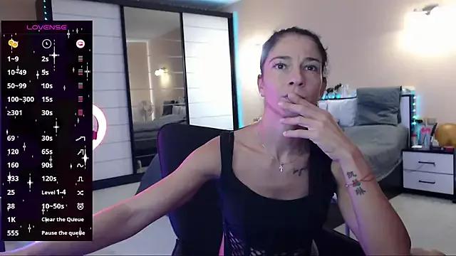 Discover our girls online shows and discover the company of countless livestreamers, with stunning shapes, sex toys and more.