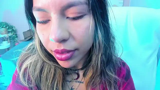 Discover our girls online shows and discover the company of countless livestreamers, with stunning shapes, sex toys and more.
