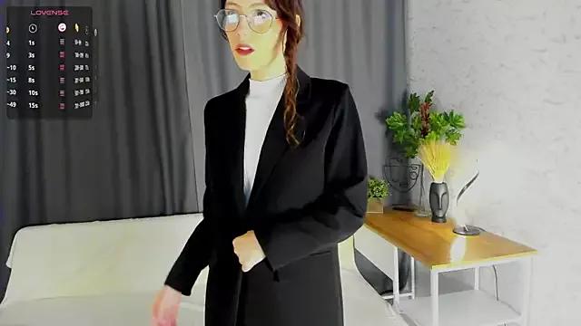 Discover our girls online shows and discover the company of countless livestreamers, with stunning shapes, sex toys and more.
