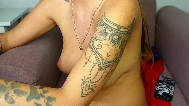 Discover our girls online shows and discover the company of countless livestreamers, with stunning shapes, sex toys and more.