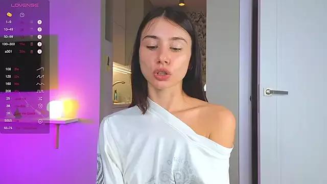 Discover our girls online shows and discover the company of countless livestreamers, with stunning shapes, sex toys and more.