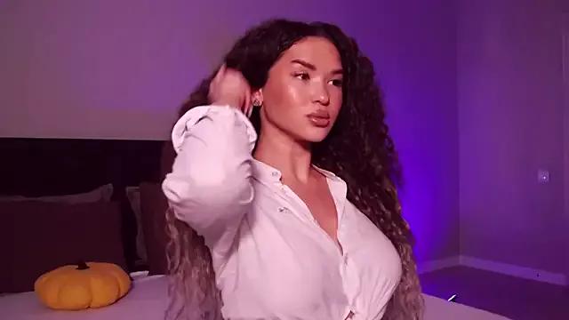 Discover our girls online shows and discover the company of countless livestreamers, with stunning shapes, sex toys and more.