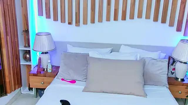 Discover our girls online shows and discover the company of countless livestreamers, with stunning shapes, sex toys and more.