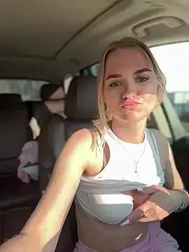 Discover our girls online shows and discover the company of countless livestreamers, with stunning shapes, sex toys and more.