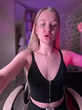Discover our girls online shows and discover the company of countless livestreamers, with stunning shapes, sex toys and more.