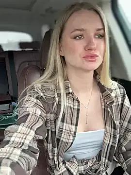 Discover our girls online shows and discover the company of countless livestreamers, with stunning shapes, sex toys and more.