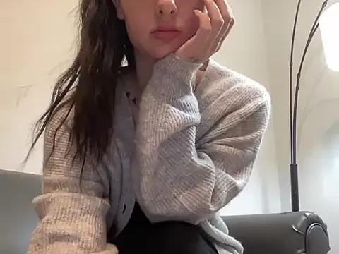 Discover our girls online shows and discover the company of countless livestreamers, with stunning shapes, sex toys and more.