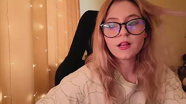 Discover our girls online shows and discover the company of countless livestreamers, with stunning shapes, sex toys and more.