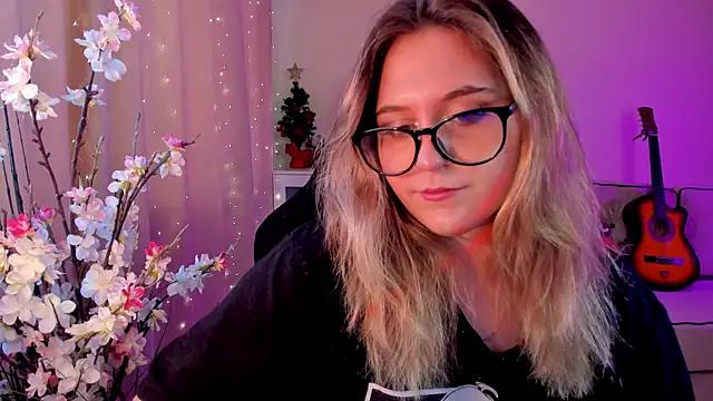 Discover our girls online shows and discover the company of countless livestreamers, with stunning shapes, sex toys and more.