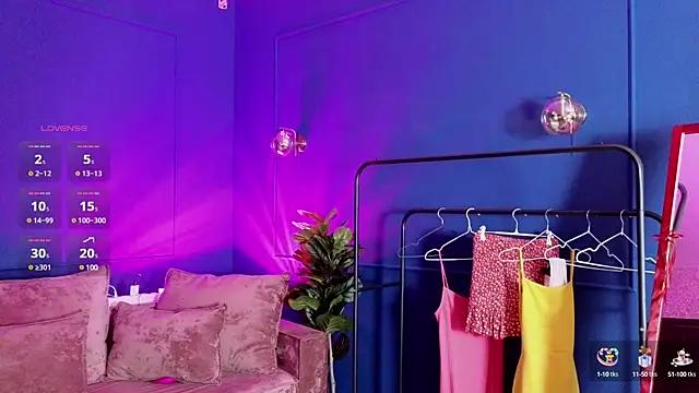 Discover our girls online shows and discover the company of countless livestreamers, with stunning shapes, sex toys and more.