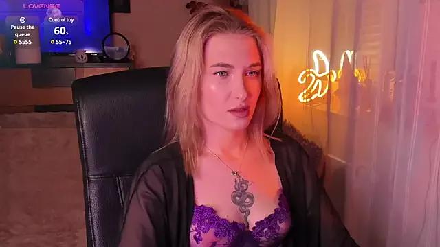 Discover our girls online shows and discover the company of countless livestreamers, with stunning shapes, sex toys and more.