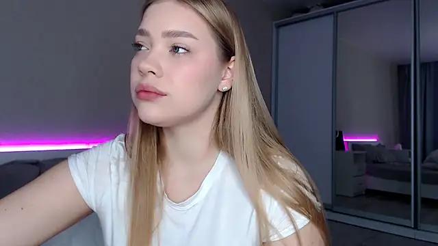 Discover our girls online shows and discover the company of countless livestreamers, with stunning shapes, sex toys and more.