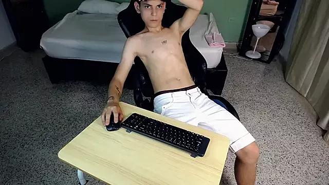 Discover our girls online shows and discover the company of countless livestreamers, with stunning shapes, sex toys and more.