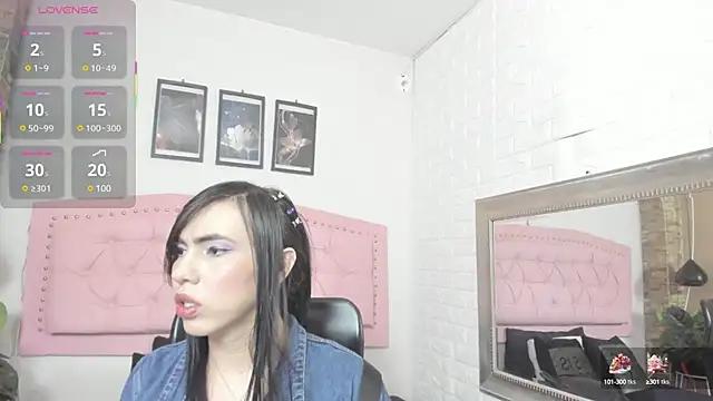 Discover our girls online shows and discover the company of countless livestreamers, with stunning shapes, sex toys and more.