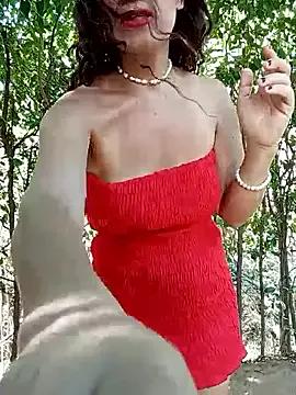 Discover our girls online shows and discover the company of countless livestreamers, with stunning shapes, sex toys and more.