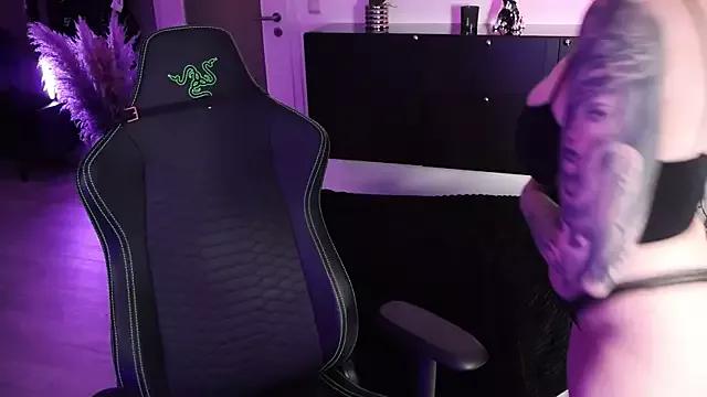 Discover our girls online shows and discover the company of countless livestreamers, with stunning shapes, sex toys and more.