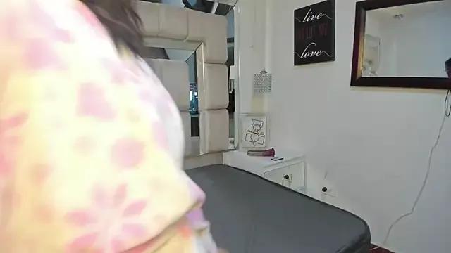 Discover our girls online shows and discover the company of countless livestreamers, with stunning shapes, sex toys and more.