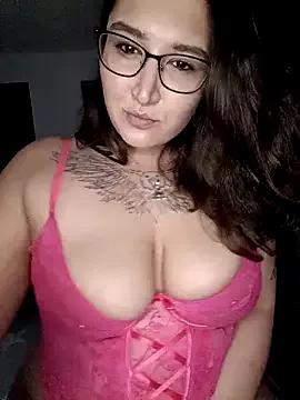 Discover our girls online shows and discover the company of countless livestreamers, with stunning shapes, sex toys and more.