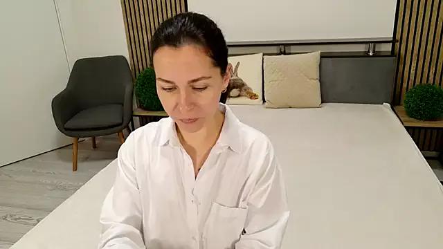 Discover our girls online shows and discover the company of countless livestreamers, with stunning shapes, sex toys and more.