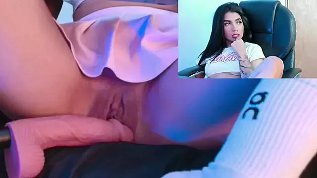 Discover our girls online shows and discover the company of countless livestreamers, with stunning shapes, sex toys and more.