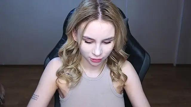 Discover our girls online shows and discover the company of countless livestreamers, with stunning shapes, sex toys and more.