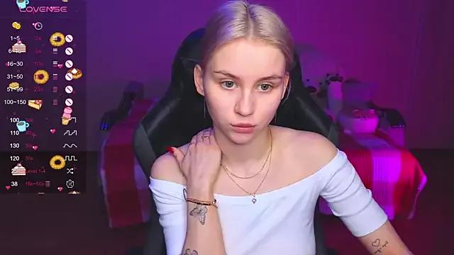 Discover our girls online shows and discover the company of countless livestreamers, with stunning shapes, sex toys and more.