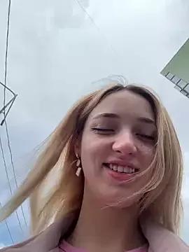 Discover our girls online shows and discover the company of countless livestreamers, with stunning shapes, sex toys and more.