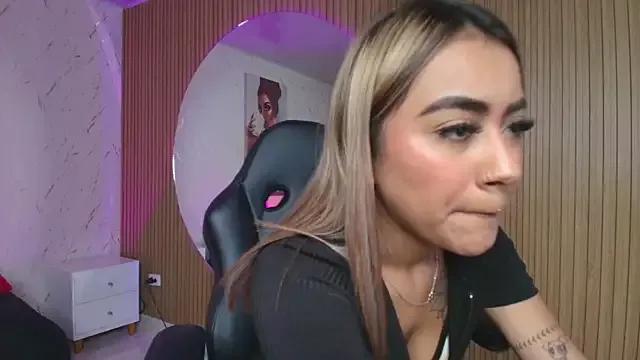 Discover our girls online shows and discover the company of countless livestreamers, with stunning shapes, sex toys and more.