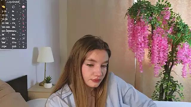Discover our girls online shows and discover the company of countless livestreamers, with stunning shapes, sex toys and more.