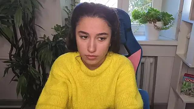 Discover our girls online shows and discover the company of countless livestreamers, with stunning shapes, sex toys and more.