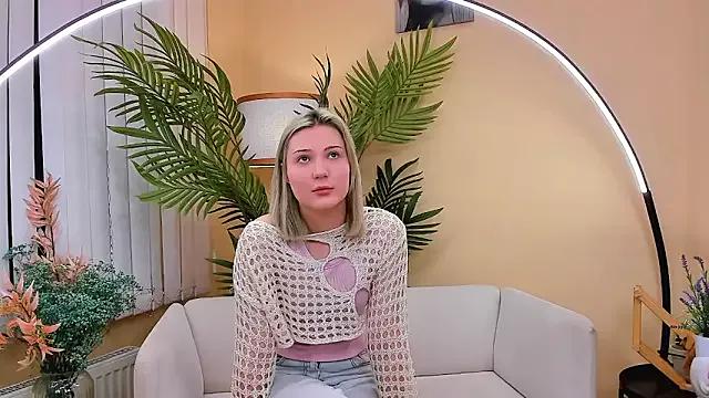 Discover our girls online shows and discover the company of countless livestreamers, with stunning shapes, sex toys and more.