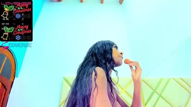 Discover our girls online shows and discover the company of countless livestreamers, with stunning shapes, sex toys and more.