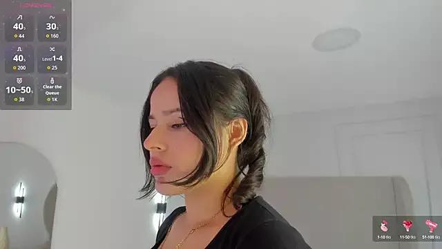Discover our girls online shows and discover the company of countless livestreamers, with stunning shapes, sex toys and more.
