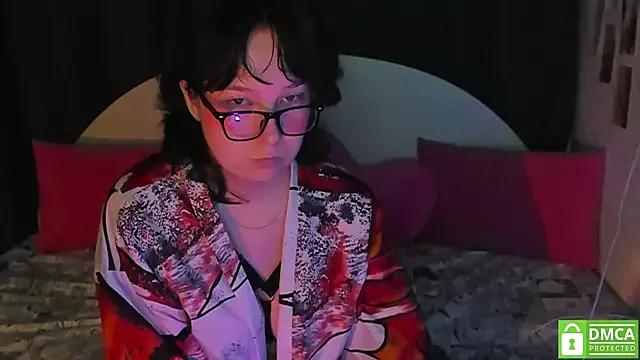 Discover our girls online shows and discover the company of countless livestreamers, with stunning shapes, sex toys and more.