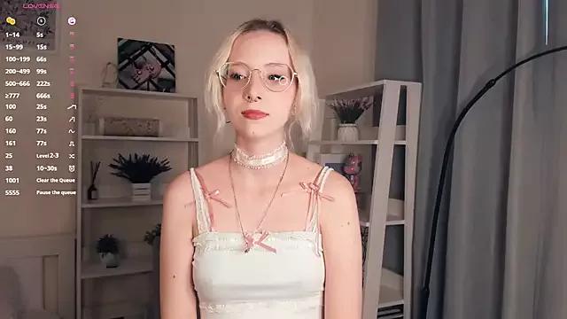 Discover our girls online shows and discover the company of countless livestreamers, with stunning shapes, sex toys and more.