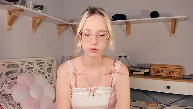 Discover our girls online shows and discover the company of countless livestreamers, with stunning shapes, sex toys and more.
