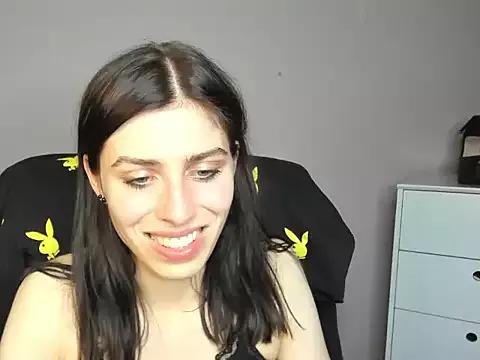 Discover our girls online shows and discover the company of countless livestreamers, with stunning shapes, sex toys and more.