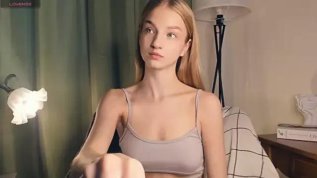Discover our girls online shows and discover the company of countless livestreamers, with stunning shapes, sex toys and more.